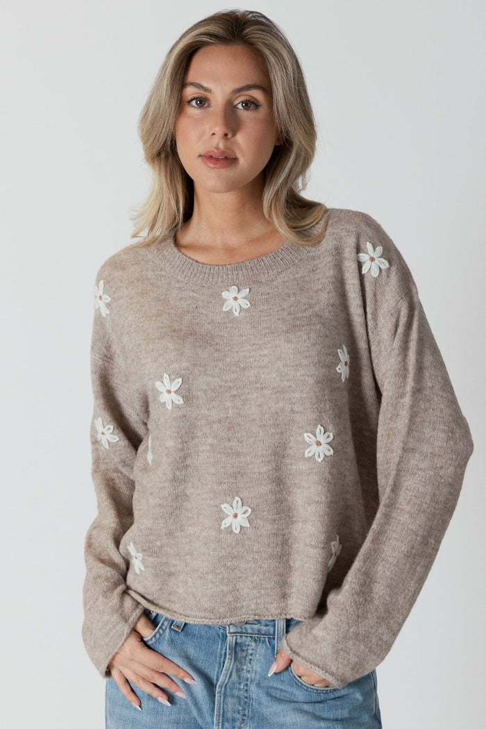 LIGHTWEIGHT CREW W HAND EMBROIDERED FLOWERS | Beige